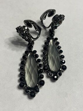AVON BLACK FACETED DIAMOND COLOR DROP EARRINGS